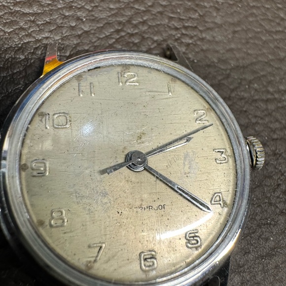 Running manual distressed watch - Picture 12 of 12